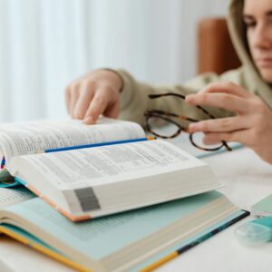 Panduan Lengkap Persiapan IELTS: Strategi Skor Tinggi untuk Speaking, Writing, Listening, dan Reading