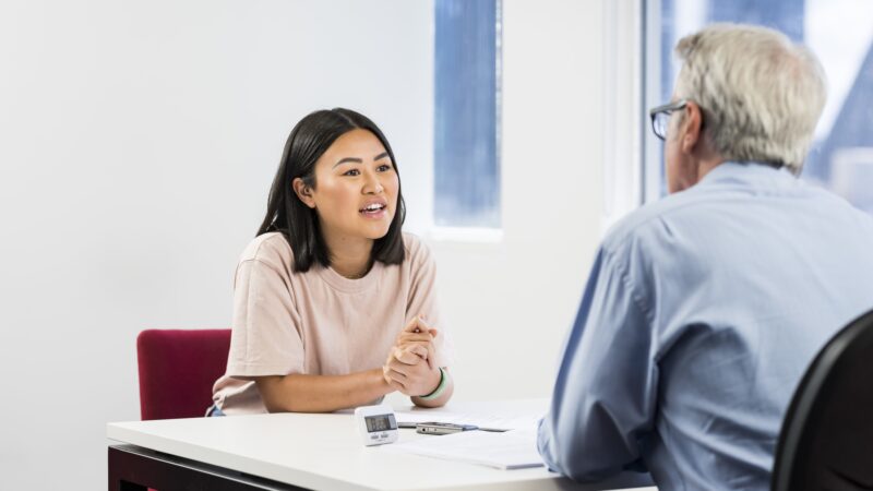 IELTS Speaking Part 2: Cara Menjawab Cue Card dengan Lancar Meski Kosakata Anda Terbatas