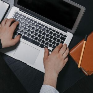 Menembus Batas Negara Berbekal Laptop: Panduan Lengkap Syarat Kompetensi Bahasa untuk Digital Nomad Visa