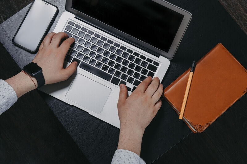 Menembus Batas Negara Berbekal Laptop: Panduan Lengkap Syarat Kompetensi Bahasa untuk Digital Nomad Visa
