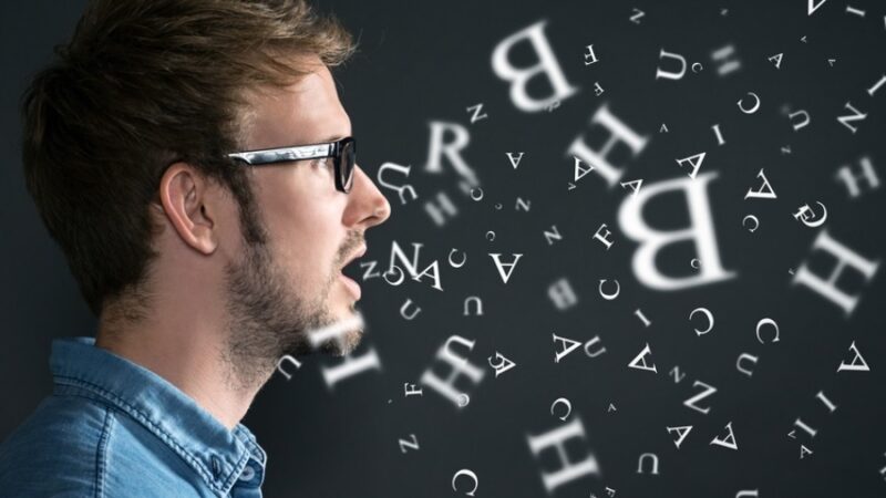 Cara Meningkatkan Band IELTS Speaking Tanpa Menghafal Jawaban: Strategi Natural Fluency yang Disukai Examiner